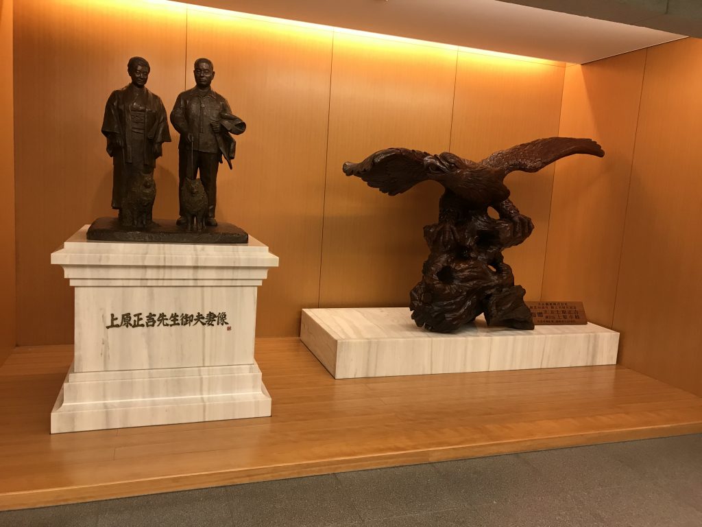 大正製薬の中にある創業者と鷲の銅像